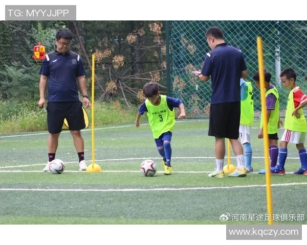 足球明星试训视频揭秘他们的训练日常与技巧分享