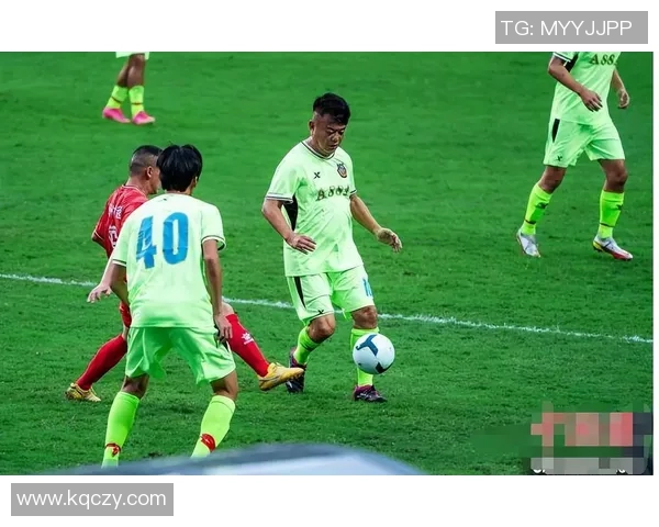 足球明星与七匹狼携手合影展现激情与友谊的优秀瞬间